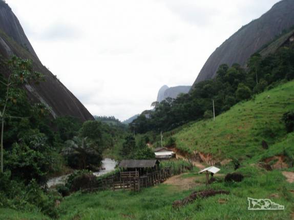 Pequena propriedade rural em meio à grandiosidade da paisagem na região de Pancas, nos Pontões Capixabas, noroeste do Espírito Santo (foto de Dez/2008)